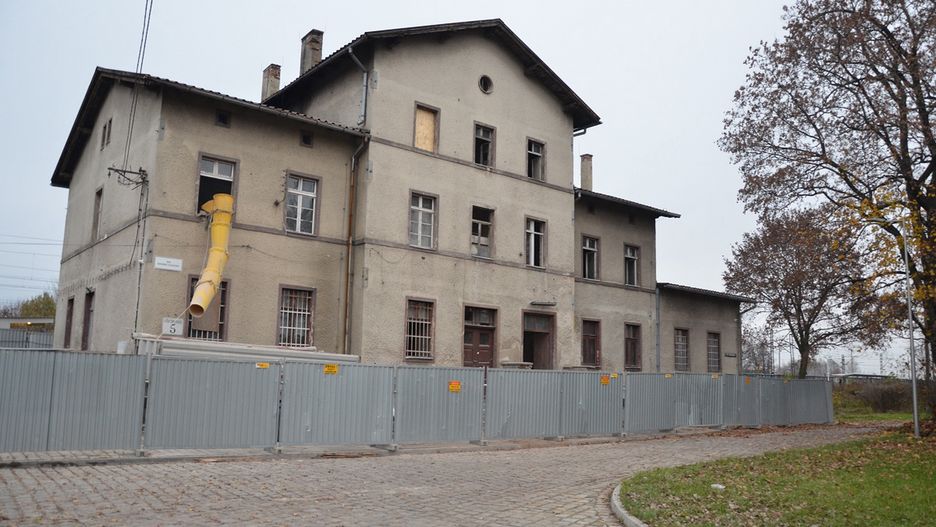 Z rocznym opóźnieniem ruszyły prace przy przebudowie dworca PKP w Bieruniu Nowym.