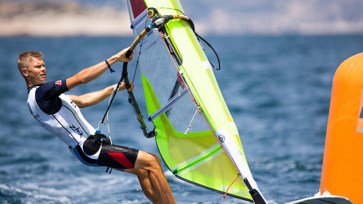 Radosław Furmański w windsurfingowej, olimpijskiej klasie RS:X