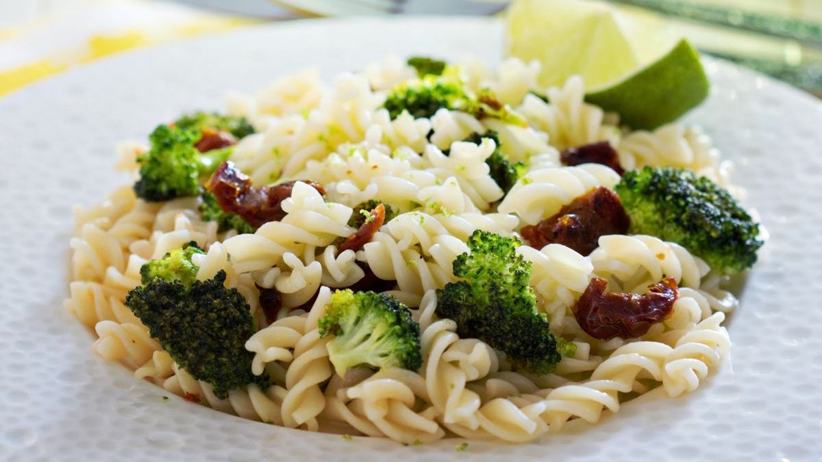 Sałatka z makaronem - Pyszności