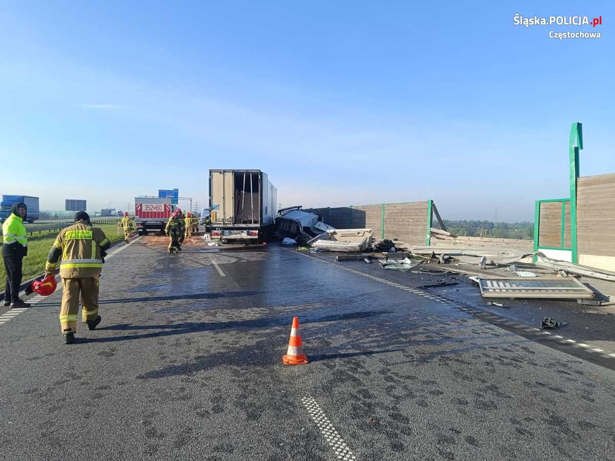 Zdarzenie drogowe z udziałem pojazdu ciężarowego nas autostradzie A-1 w Wyrazowie.