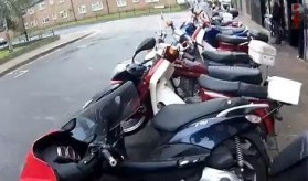Motocyklowe domino po nieudanym parkowaniu