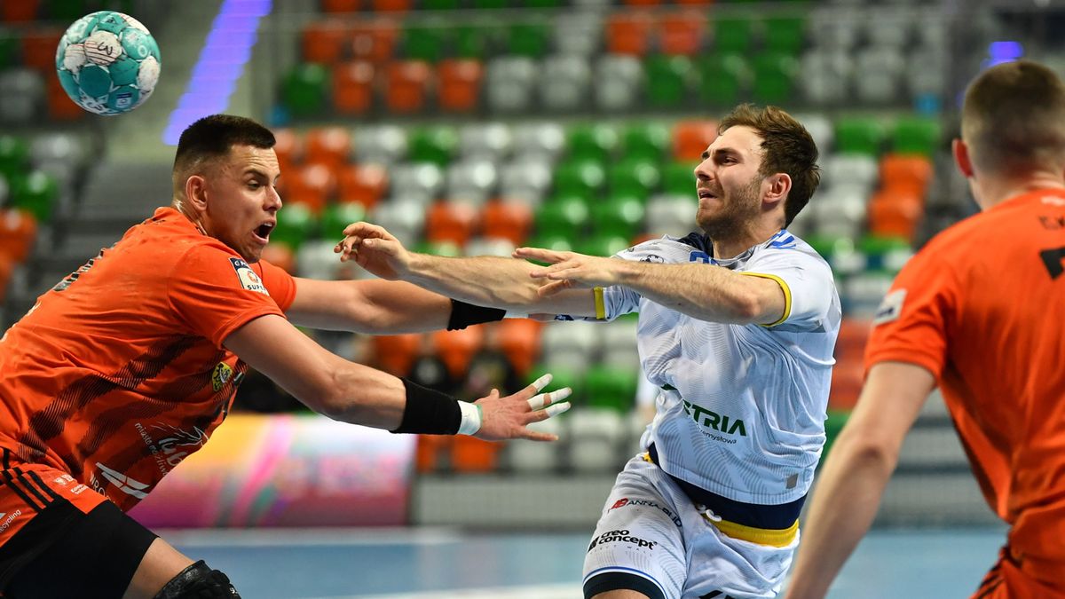 PAP / Maciej Kulczyński / Na zdjęciu: Tomasz Pietruszko (MKS Zagłębie Lubin) i Arkadiusz Moryto (Industria Kielce)