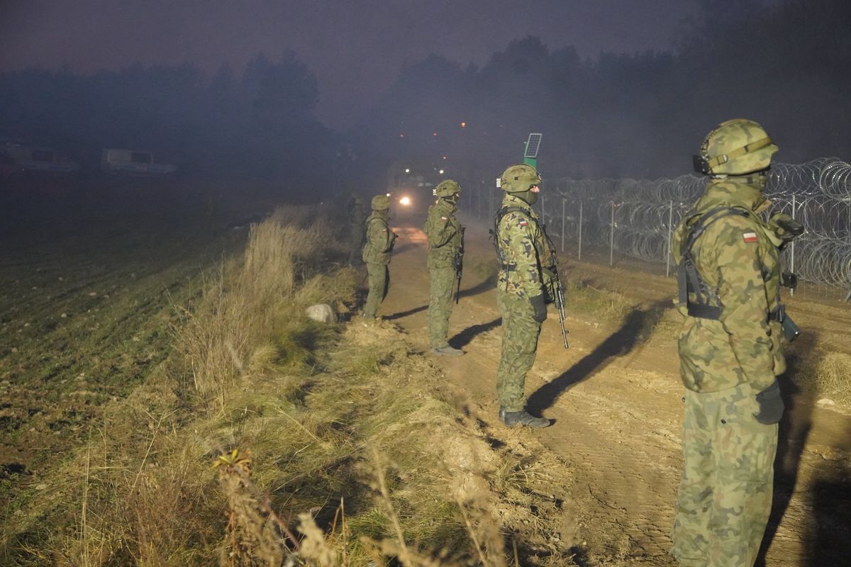 Ministerstwo Obrony Narodowej informuje o zmuszaniu migrantów do marszu wzdłuż ogrodzenia przy granicy 