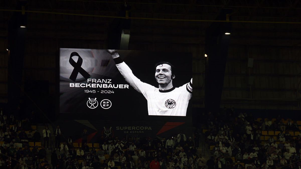 Zdjęcie okładkowe artykułu: Getty Images / Yasser Bakhsh / Na zdjęciu: minuta ciszy ku pamięci Franza Beckenbauera