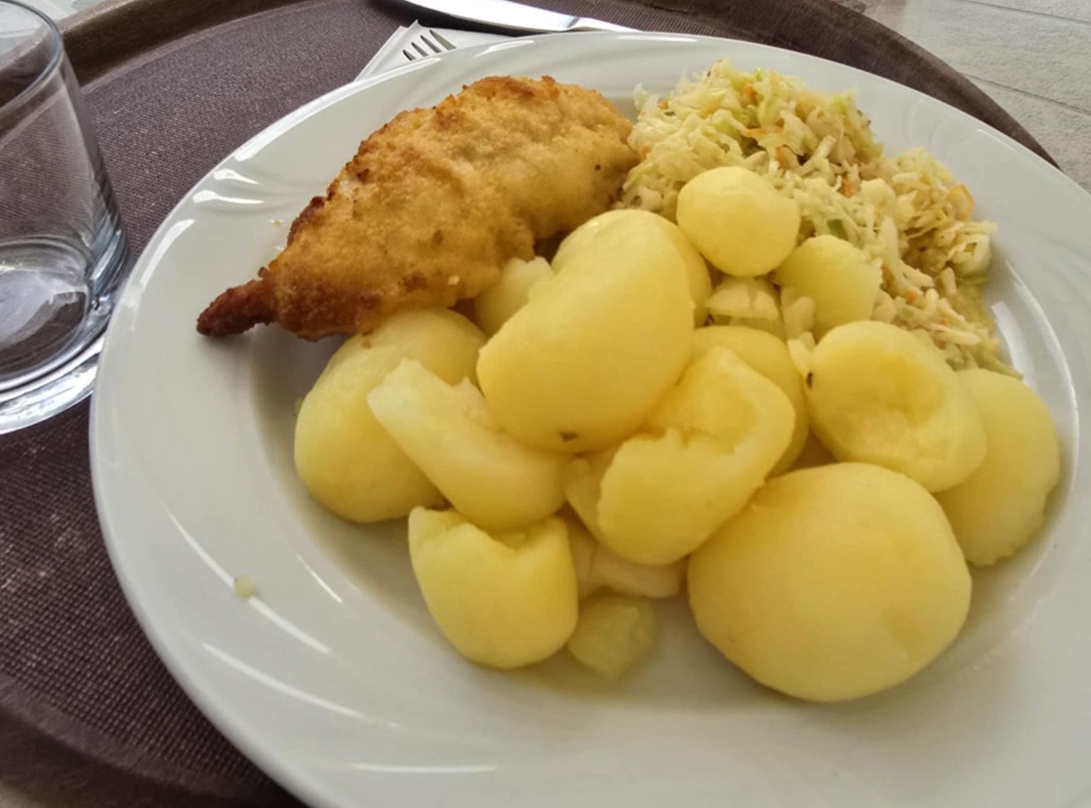 Tak wygląda kotlet z ziemniakami i surówką 