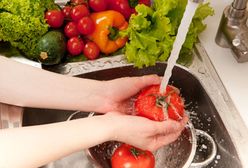 Jak myć owoce i warzywa? Sprawdź, jak to robić, aby spożywać produkty bez zanieczyszczeń
