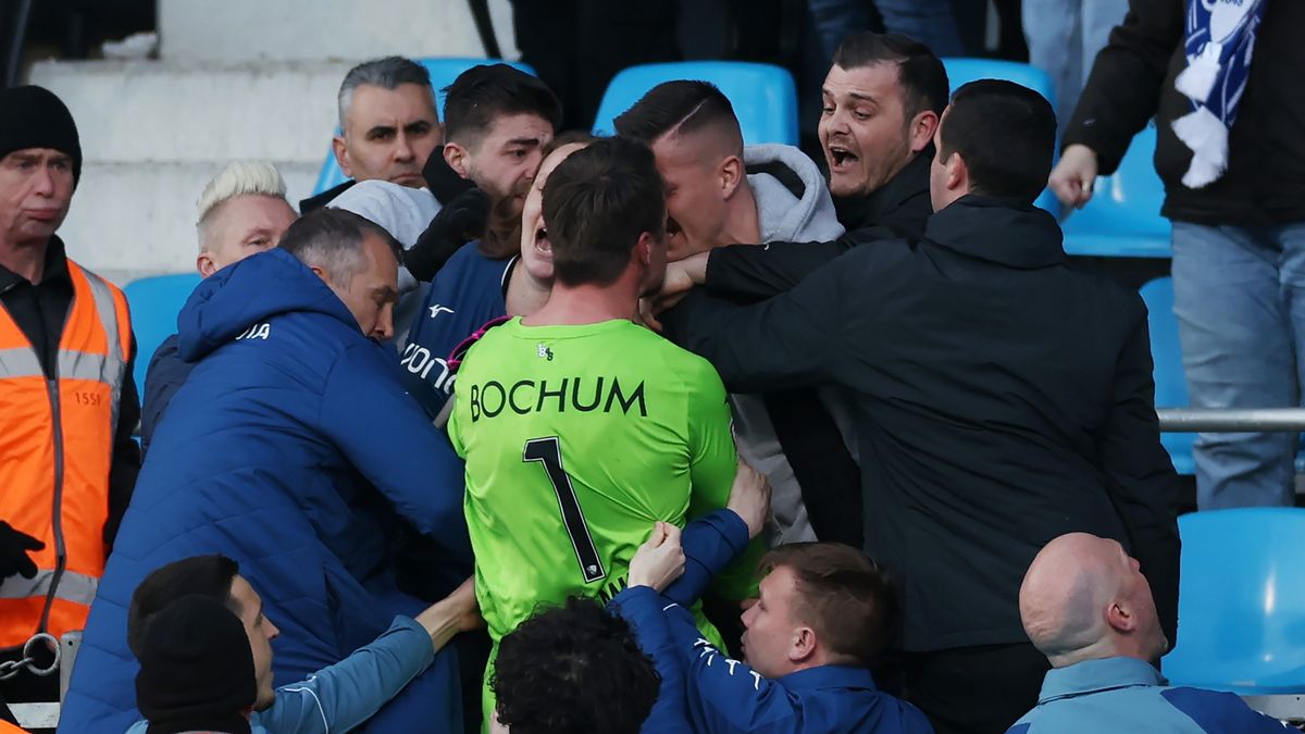 Getty Images / Lars Baron / Na zdjęciu: Manuel Riemann podczas starcia z kibicami VfL Bochum