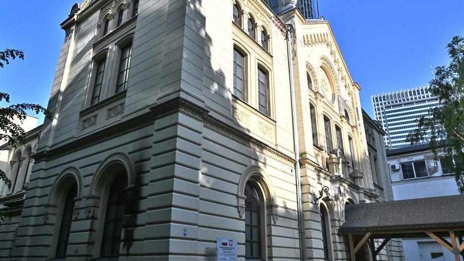 Warszawa, 01.05.2024. Synagoga Nożyków w Warszawie, 1 bm. Nad ranem miała miejsce próba podpalenia synagogi przy pomocy koktailu Mołotowa. Ogień został zauważony i ugaszony przez pełniących obok służbe policjantów. Synagoga Nożyków przy ul. Twardej 6 jest jedyną zachowaną i działającą przedwojenną warszawską synagogą. (jm) PAP/Radek Pietruszka