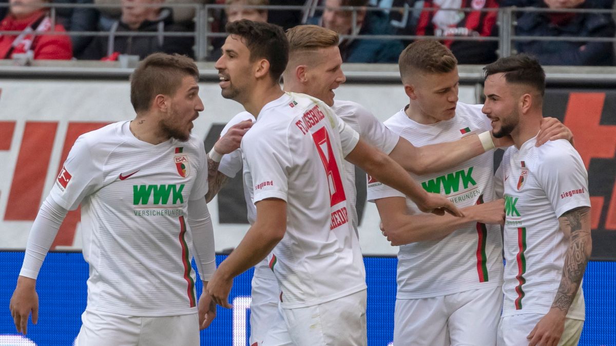 Zdjęcie okładkowe artykułu: PAP/EPA / RONALD WITTEK / Na zdjęciu: piłkarze FC Augsburg