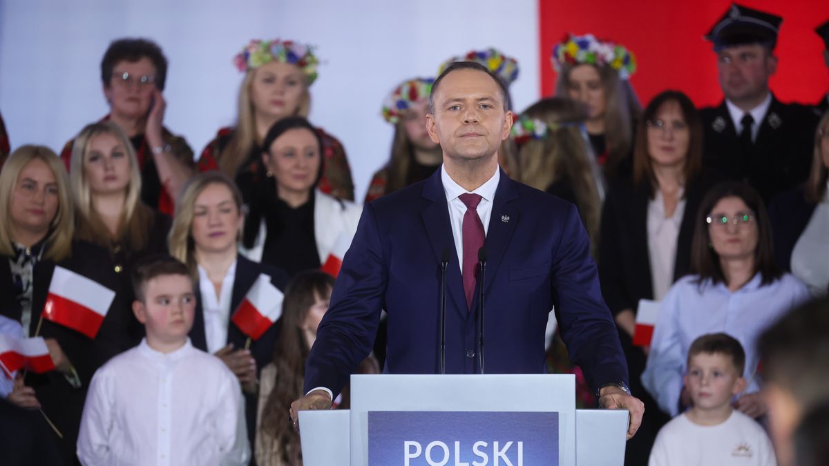 Chmielnik, 13.03.2026. Prezydent RP Karol Nawrocki (C) podczas spotkania z mieszkańcami powiatu kieleckiego, 13 bm. w Chmielniku. (mr) PAP/Leszek Szymański