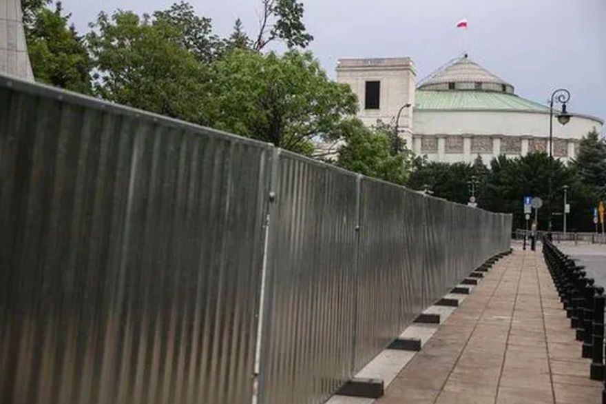 Warszawa. Sejm będzie jeszcze szczelniej oddzielony od ulicy. Rozstrzygnięty został przetarg na postawienie 2,5-metrowego ogrodzenia ze stalowych prętów