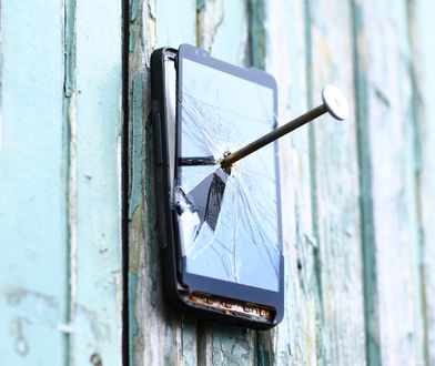 Diabeł tkwi w szczegółach. I w dokumentach, które znajdziemy w pudełkach ze smartfonami