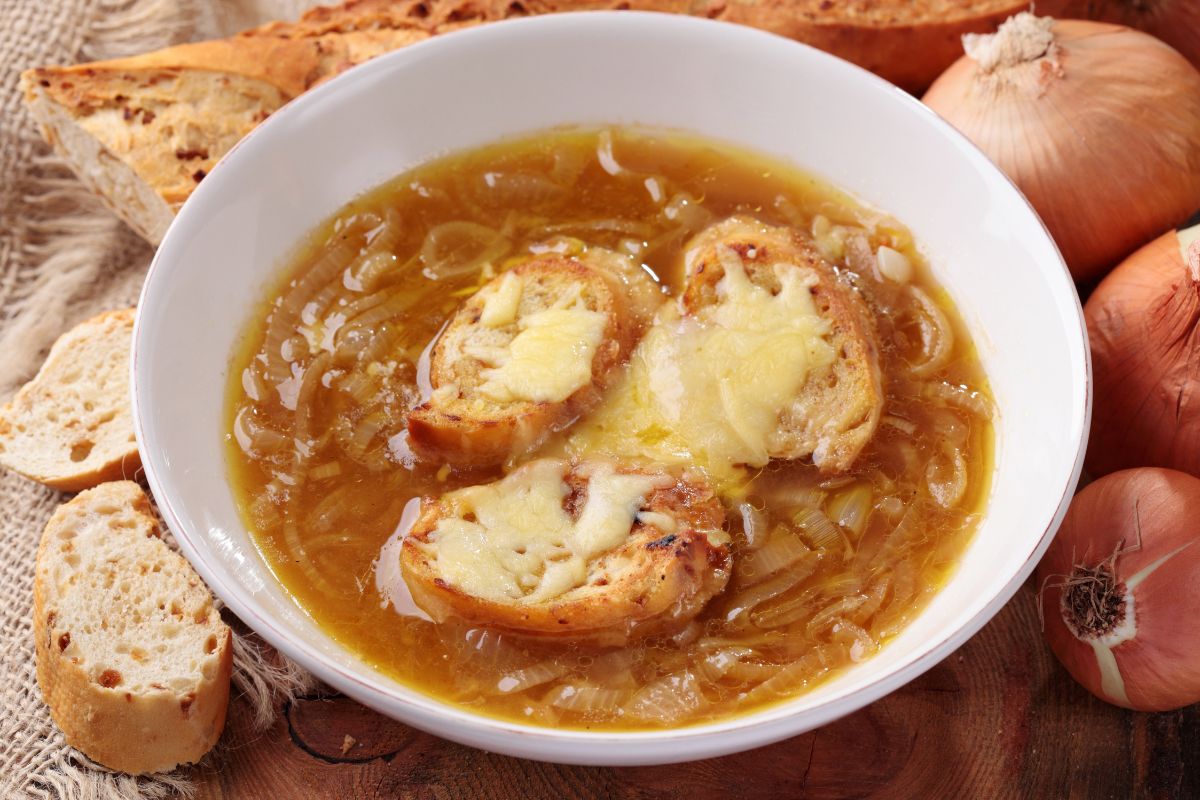 Preparing onion soup is very simple.