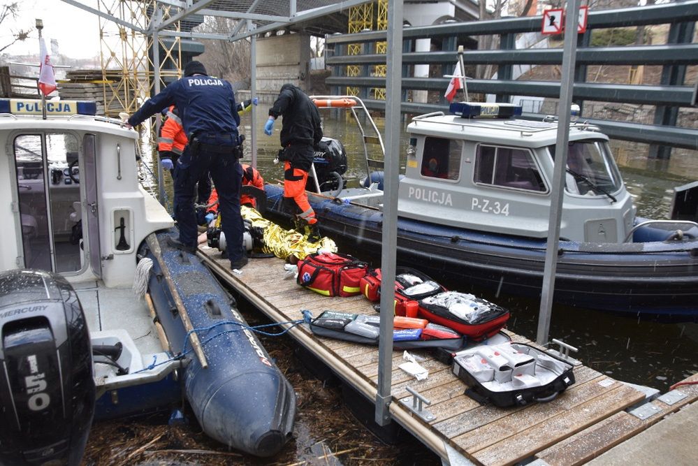 Warszawa. Mężczyzna skoczył do Wisły z mostu Poniatowskiego. Wyłowiła go policja rzeczna