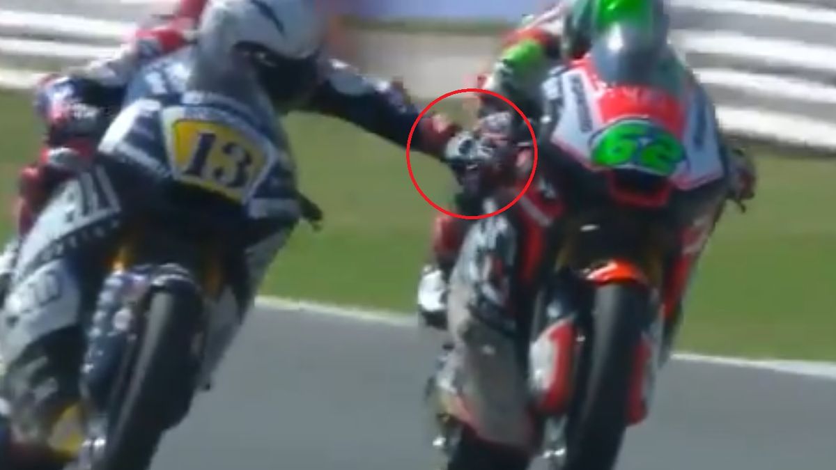 Twitter / Romano Fenati wciskający hamulec w motocyklu Stefano Manziego