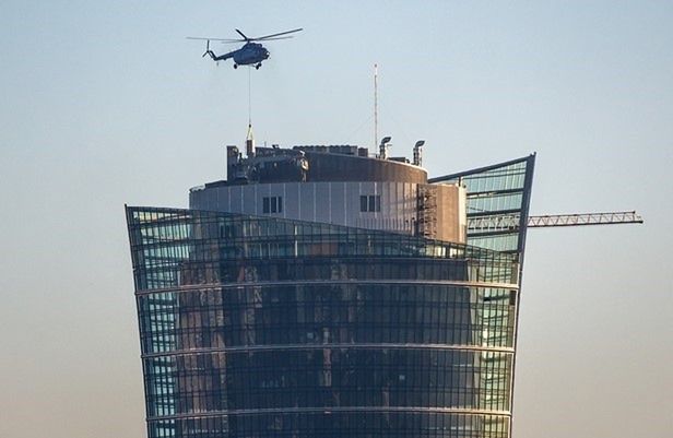 Nad wieżowcem Warsaw Spire krąży helikopter. Trwa montaż iglicy?