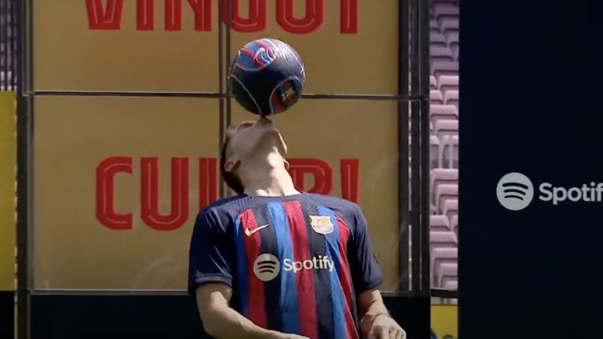 YouTube / FC Barcelona / Na zdjęciu: popis Roberta Lewandowskiego na prezentacji w Barcelonie