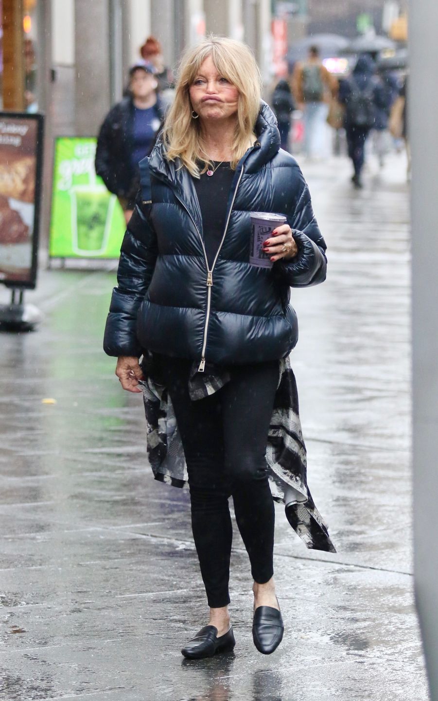 Goldie Hawn "przyłapana" na spacerze w Nowym Jorku