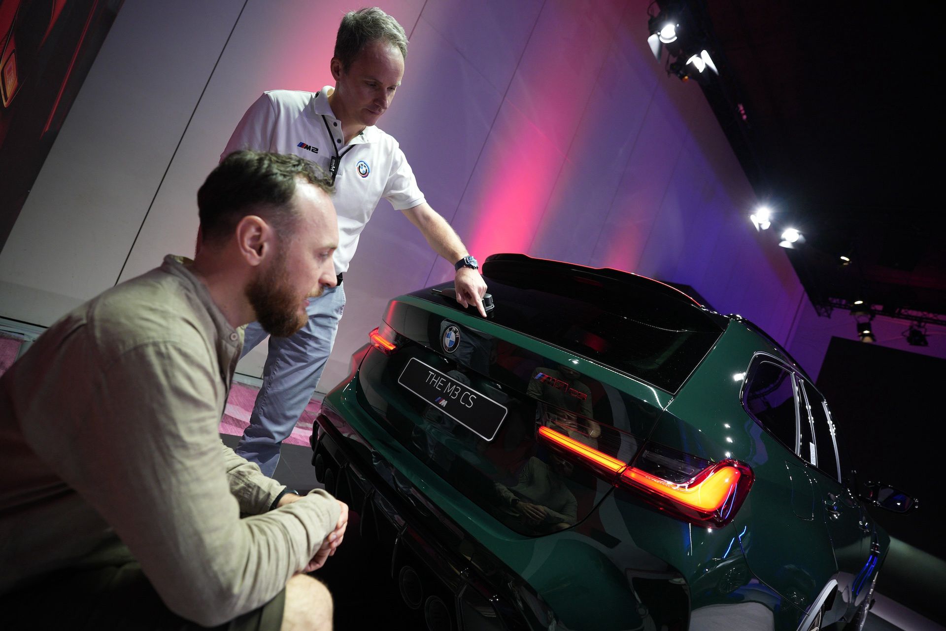 Autor tekstu oraz ekspert BMW M omawiają model M3 CS Touring,
