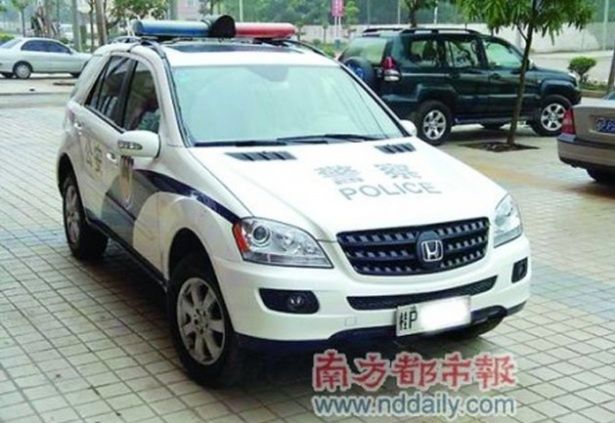 Mercedes ze znaczkiem Hondy - absurd policji w Chinach