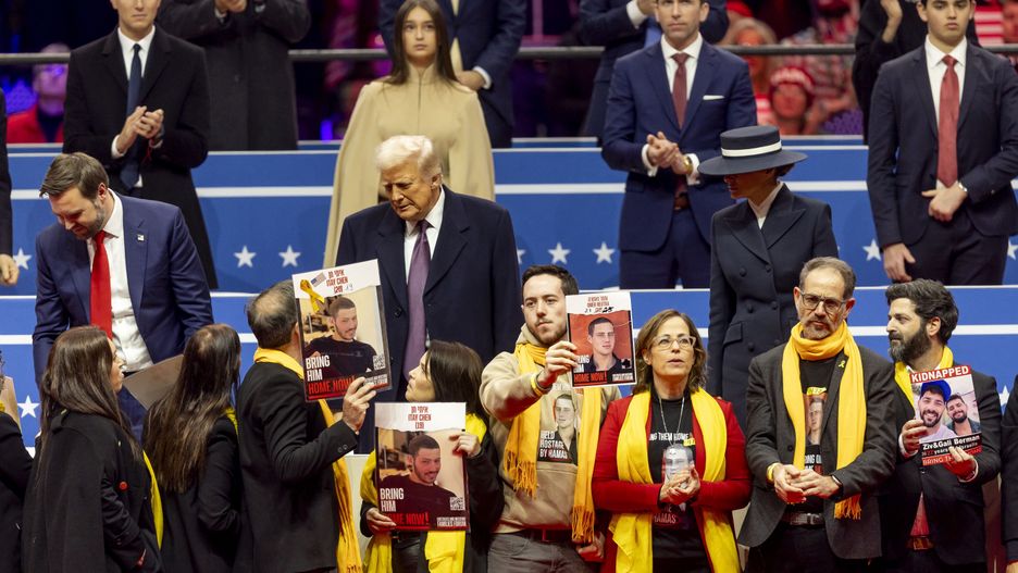 US Vice President JD Vance (L) and US President Donald Trump (R) with families of people who had relatives taken hostage by Hamas during a presidential inaugural event at the Capitol One Arena in Washington, DC, USA, 20 January 2025. Earlier today Trump was sworn in for a second term as president of the United States in the rotunda of the US Capitol, though the ceremonies and events surrounding the presidential inauguration were moved indoors due to extreme cold temperatures. EPA/ALLISON DINNER Dostawca: PAP/EPA.