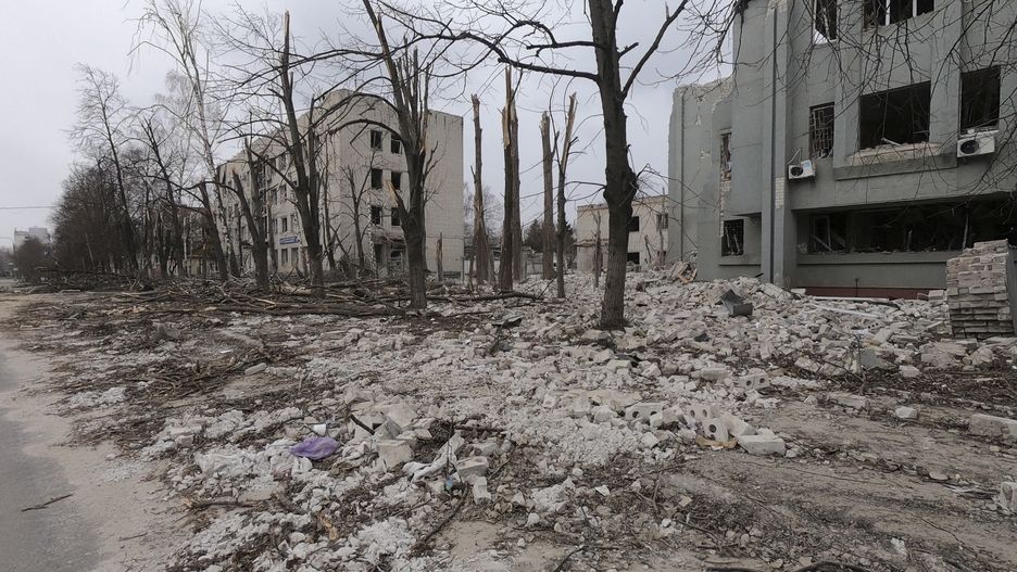  epa09819079 General view of a destroyed building after shelling in Chernihiv, Ukraine, 28 February 2022 (made available on 12 March 2022).  Civilian infrastructure has been hit by Russian air strikes. Russian troops entered Ukraine on 24 February prompting the country's president to declare martial law and triggering a series of announcements by Western countries to impose severe economic sanctions on Russia.  EPA/NATALIIA DUBROVSKA Dostawca: PAP/EPA.