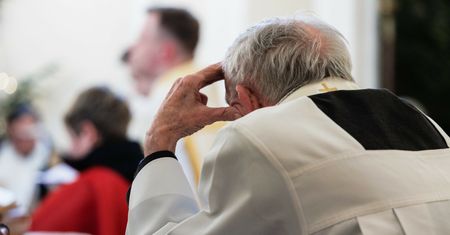 Modlili się różańcem. Skandal w woj. podlaskim z proboszczem
