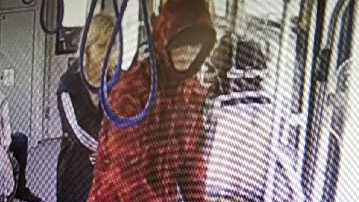 Prezes MPK Krzysztof Balawejder opublikował zdjęcia podejrzanych o dźgnięcie nożem pracownika naprawiającego torowisko