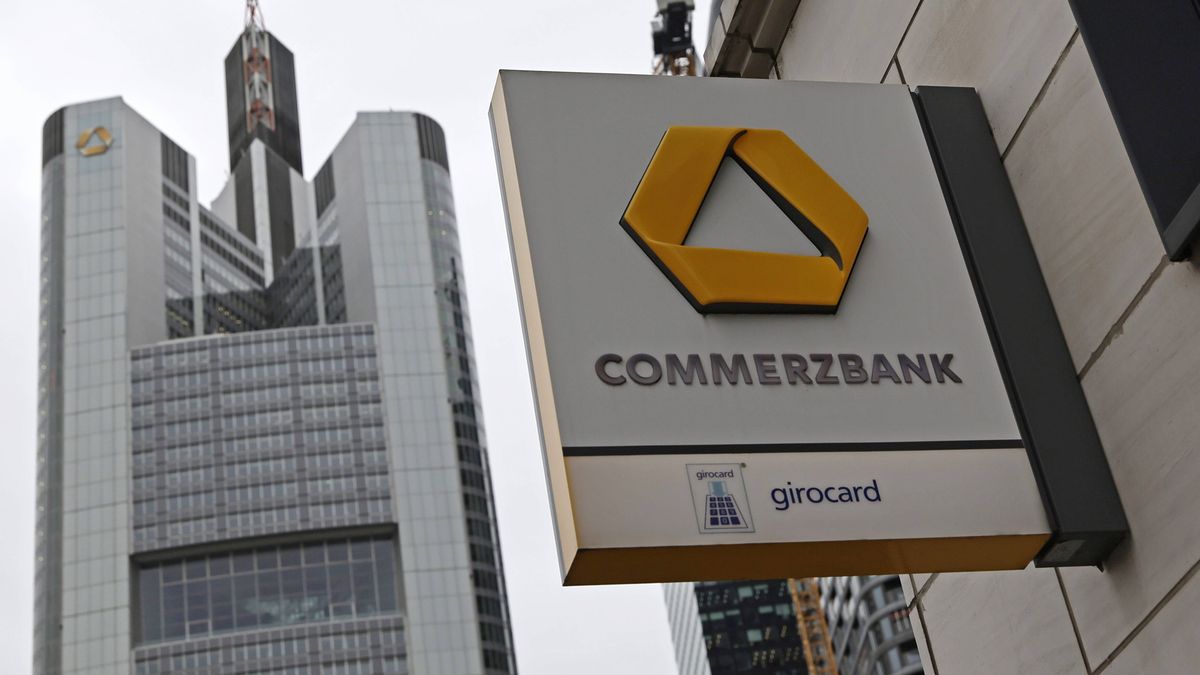 Commerzbank to release Q4 and full-year 2024 on February
epa11863127 A view of the Commerzbank office tower behind a Commerzbank sign at its local branch in Frankfurt am Main, Germany, 30 January 2025. Commerzbank will release its preliminary business figures for the fourth quarter (Q4) and the full year 2024 on 13 February 2025.  EPA/RONALD WITTEK 
Dostawca: PAP/EPA.
RONALD WITTEK
building, skyscrapers, Commerzbank