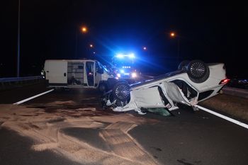Olesno: Wypadek na skrzyżowaniu w powiecie dąbrowskim. Zderzenie dwóch aut, jedno z nich dachowało. Służby ratunkowe w akcji