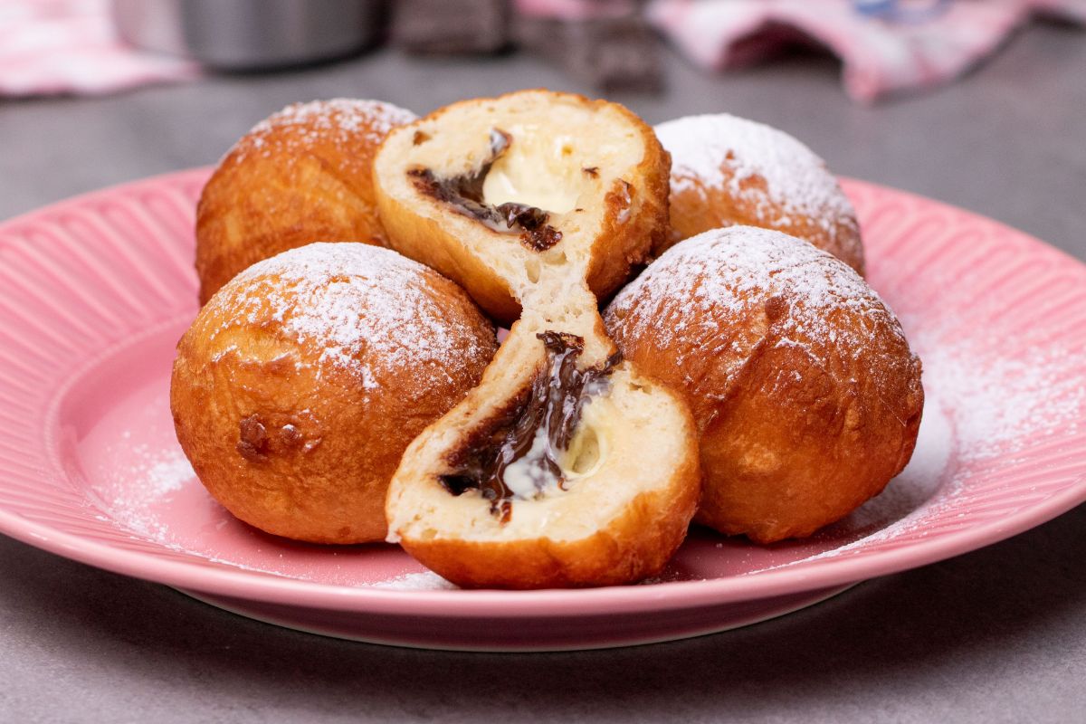 Ani konfitura, ani krem. Do pączków wkładam dwie kostki i wszyscy się cieszą