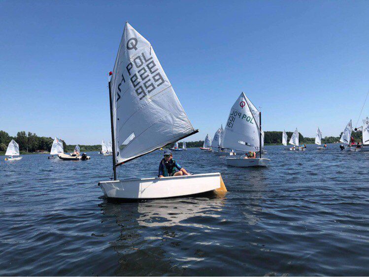Na Zalewie Przeczycko-Siewierskim dzieci do lat 15 biorą udział w regatach o Puchar Miasteczka Siewierz Jeziorna 