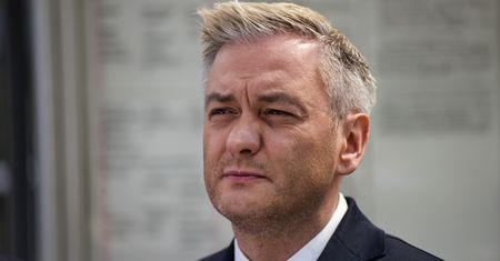 Robert Biedroń walczy o zwierzęta. Ma ważny apel