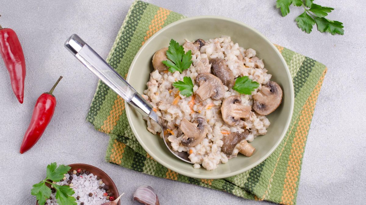 Kasza perłowa jest rodzajem kaszy jęczmiennej wytwarzanej z jęczmienia zwyczajnego. To pozbawione łusek ziarno, połamane na cząstki i wypolerowane, które cieszy się dużą popularnością.