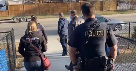 Policjanci wyrzuceni z polskiego kościoła. "Naziści nie są tu mile widziani"