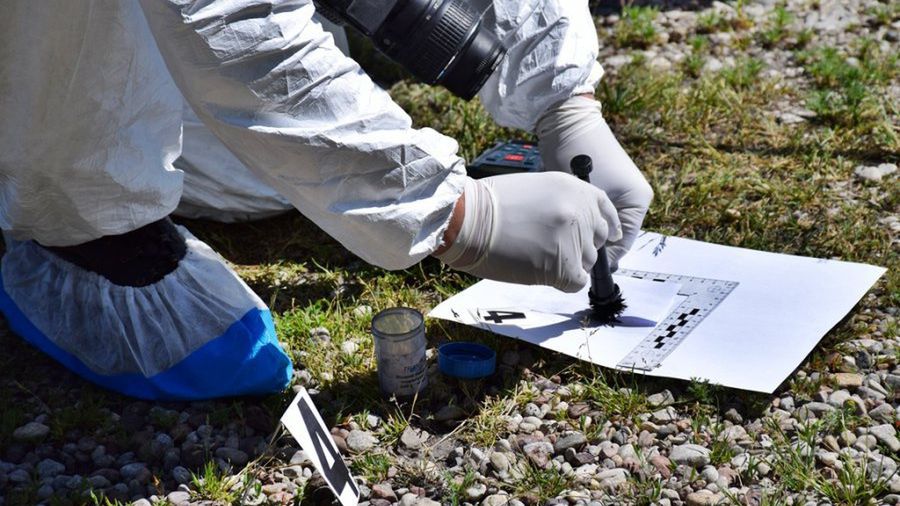 Policja bada okoliczności śmierci 24-latka, którego ciało znaleziono kilka metrów od jego domu.