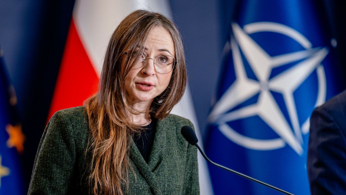 Porozumienie pomi?dzy MON a MRPiPS
06.03.2026 Warszawa Podpisane porozumienia pomiedzy Ministerstwem Obrony Narodowej a Ministerstwem Rodziny, Pracy i Polityki Spolecznej ws. wspolpracy realizowanej przez Ochotnicze Hufce Pracy Fot. Filip Naumienko/REPORTER
N/z: Agnieszka Dziemianowicz-Bak
Filip Naumienko/REPORTER