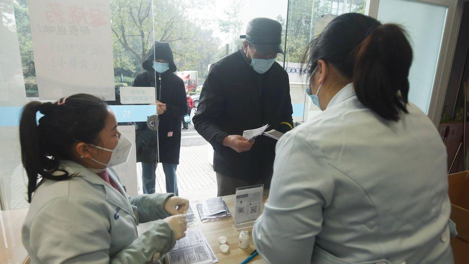 China Hangzhou Ibuprofen Short Supply
Workers at a pharmacy distribute six pills of ibuprofen to each visitor free of charge in Hangzhou in east China's Zhejiang province Wednesday, Dec. 28, 2022. A pharmacy chain has started to provide three million pills of ibuprofen in 70 Chinese cities, amid the national Omicron outbreak., Credit:LONG WEI / Avalon 
Dostawca: PAP/Avalon
LONG WEI / Avalon
health, medicine, coronavirus, covid, covid-19, pandemic
