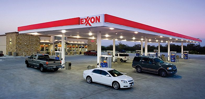 Wyniki Exxon Mobil i Chevron. Ropa naftowa coraz tańsza