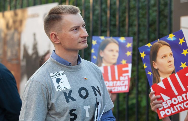23.08.2018. Bartosz Kramek na demonstracji pod siedzibą ABW przeciw deportacji Kozłowskiej.