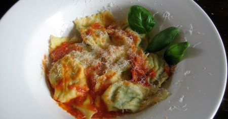 Mrożone ravioli z serem i sosem pomidorowym