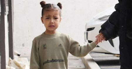 Smutna North West na obiedzie z mamą, tatą i bratem (ZDJĘCIA)
