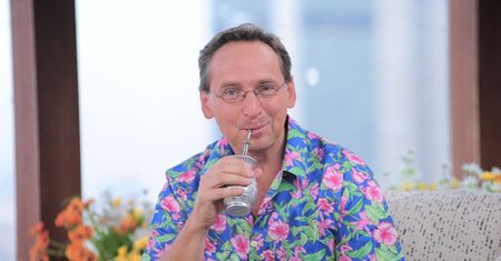 Koszule, herbaty i pumeks. Wojciech Cejrowski chodzi boso przez świat, ale potrafi zarabiać