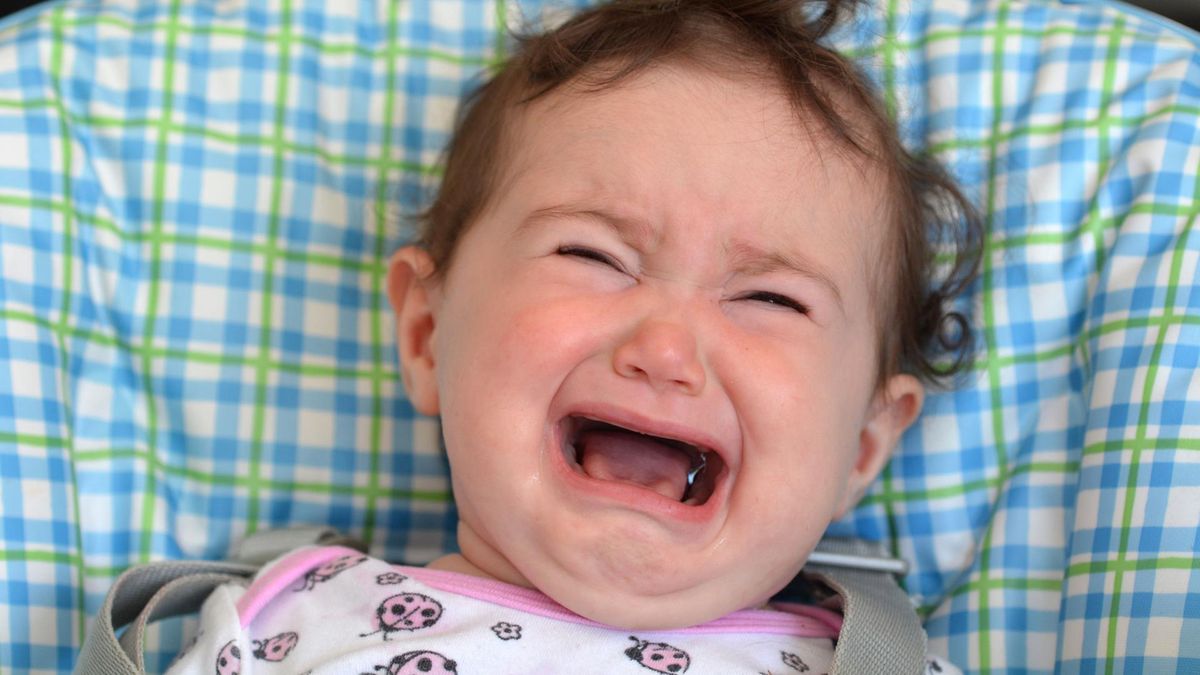 Masowanie dziąseł dziecka palcami może pomóc w ulżeniu cierpienia niemowlaka podczas ząbkowania