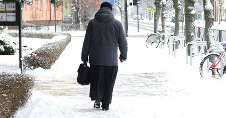 Urlop oraz odpowiednia temperatura. Oto, czego chcą księża podczas kolędy
