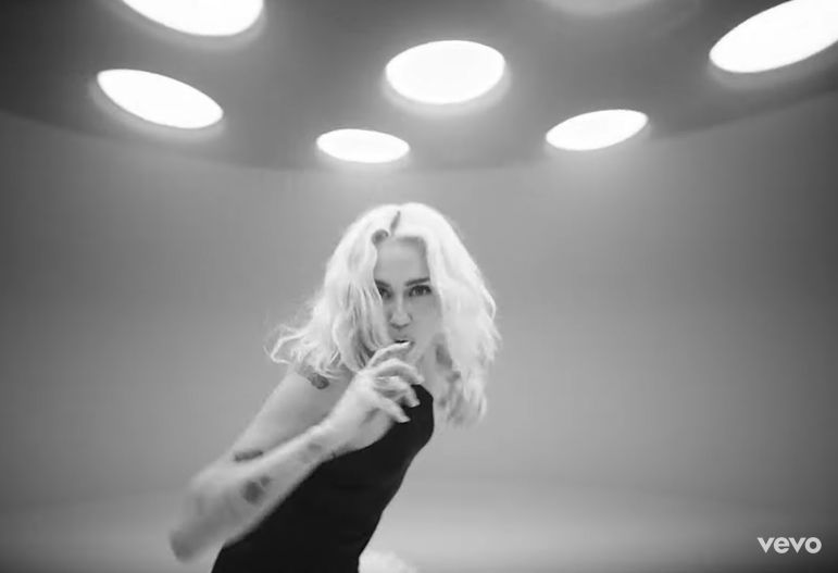 Miley Cyrus w teledysku "River"