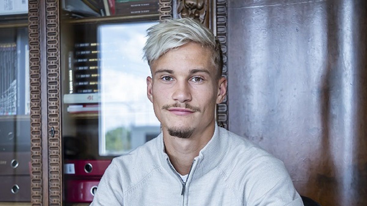 Materiały prasowe / Pogoń Szczecin / Pontus Almqvist podpisujący kontrakt z Pogonią Szczecin