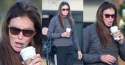 Wyluzowana Caitlyn Jenner rozkoszuje się kawą przez słomkę