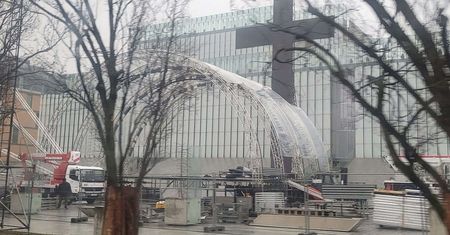 Przed budynkiem CSK stanęła scena i krzyż. TVP organizuje koncert wielkanocny