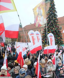 "Nie oddamy dzieci". Nowy przedmiot w szkołach wyciągnął ludzi na ulicę